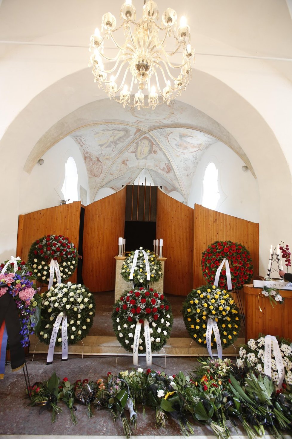 Pohřeb se odehrál v kapli v lesním hřbitově na Mělnicku