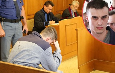 Josef Novák skryl po vynesení rozsudku obličej v dlaních.