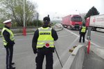 Společné česko-rakouské policejní hlídky zkontrolovaly na někdejším hraničním přechodu během dopoledne desítky aut.