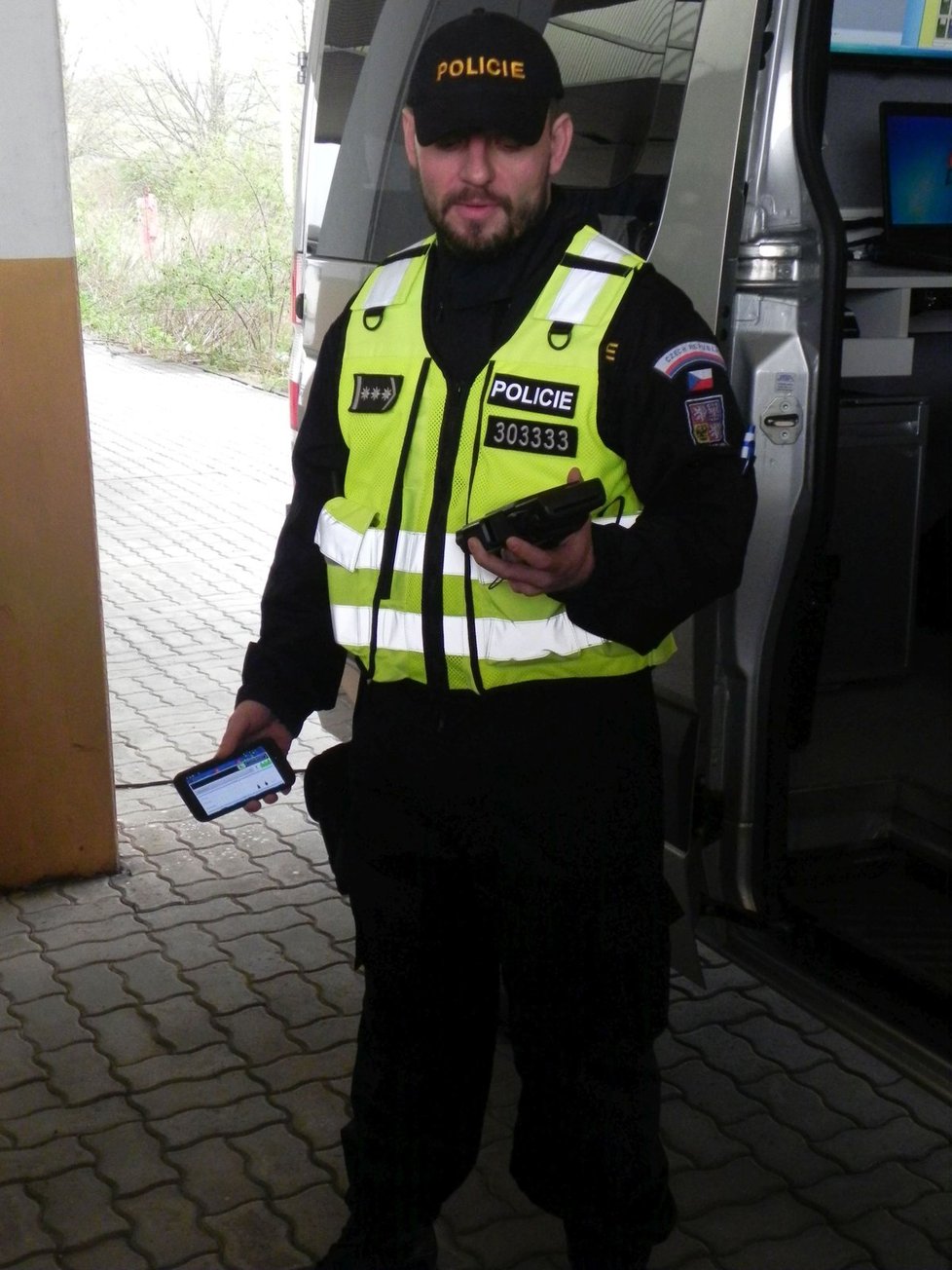 Policisté v rámci kontrol předvedli i nejmodernější techniku - policista drží v levé ruce tzv.Psiony pro mobilní lustraci osob.