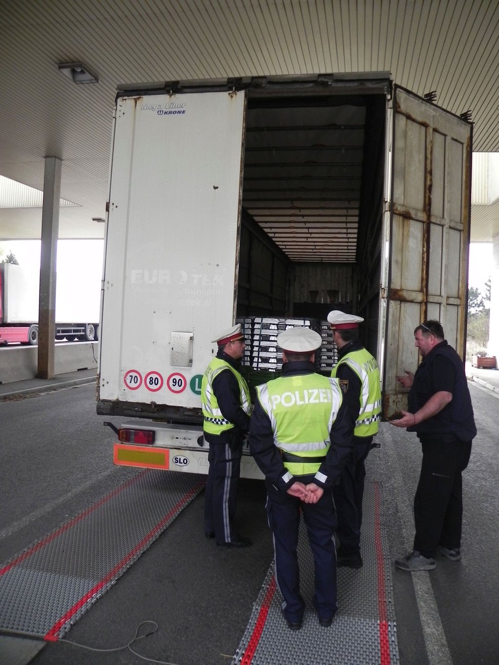 Společné česko-rakouské policejní hlídky zkontrolovaly na někdejším hraničním přechodu během dopoledne desítky aut včetně tohoto slovinského kamionu.