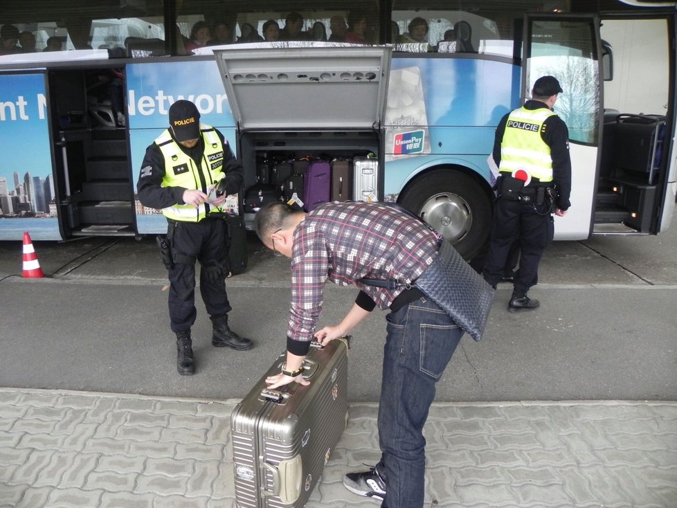 Tento cestující zájezdového autobusu musel policistům ukázat obsah svého kufru.