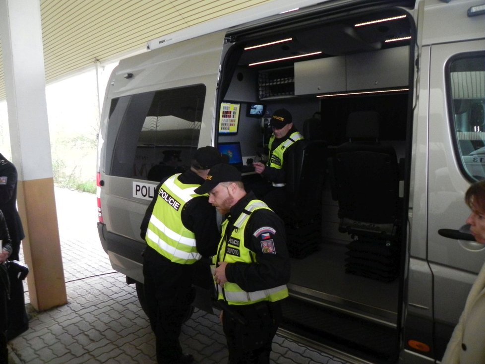 Policisté v rámci kontrol předvedli i nejmodernější techniku včetně tzv. Schengenbusu.