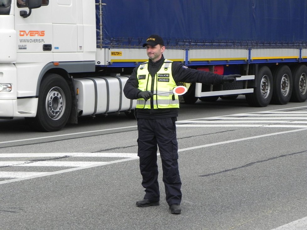 Společné česko-rakouské policejní hlídky zkontrolovaly na někdejším hraničním přechodu během dopoledne desítky aut.