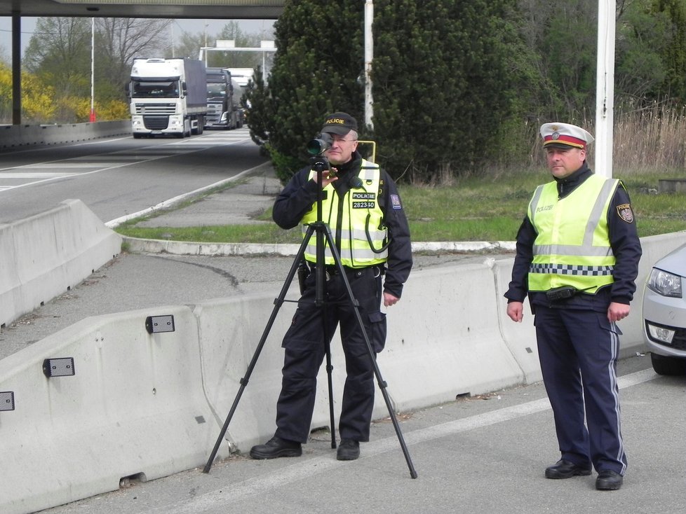 Společné česko-rakouské policejní hlídky zkontrolovaly na někdejším hraničním přechodu během dopoledne desítky aut.