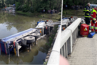 Vážná nehoda v Poličce: Náklaďák rozrazil několik aut a skončil v rybníce! Řidič zemřel