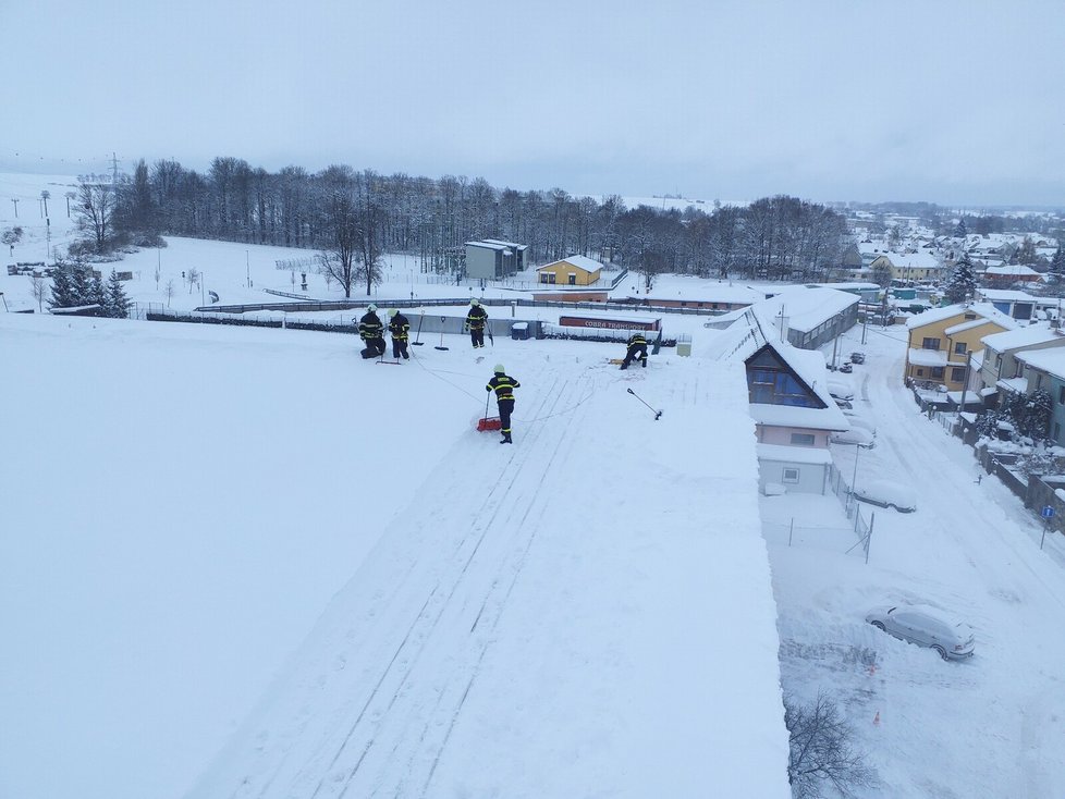 Hasiči preventivně odklízeli sníh ze střechy zimního stadionu v Poličce.