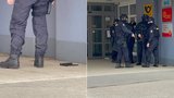 Muž v Praze 13 vytáhl zbraň na cyklistu?! „Najel na mě,“ hájil se 