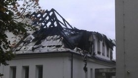 V Třešti hořela střecha polikliniky, škoda je za 2,8 mil. Kč.