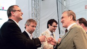 Miroslav Kalousek býval znalec, ale ze zdravotních důvodů nemůže pít. Zato Karal Schwarzenberg má rád všechen alkohol. 