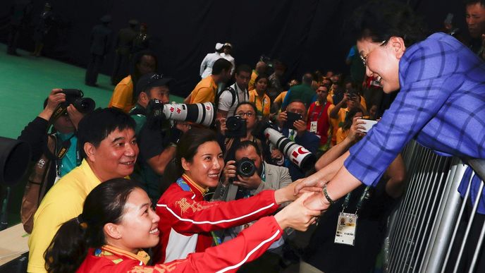 Politici v Riu: Čínská vicepremiérka Liu Yandong s čínskými sportovními střelkyněmi