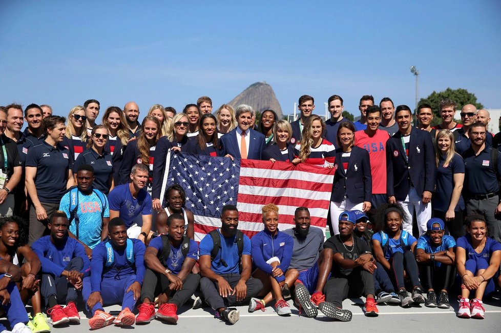 Podpořit sportovce USA vyrazil do Ria de Janeiro ministr zahraničí John Kerry.