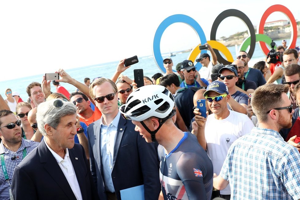 Americký ministr zahraničí na cyklistice prohodil pár slov s vítězem Tour de France Christopherem Froomem z Velké Británie.