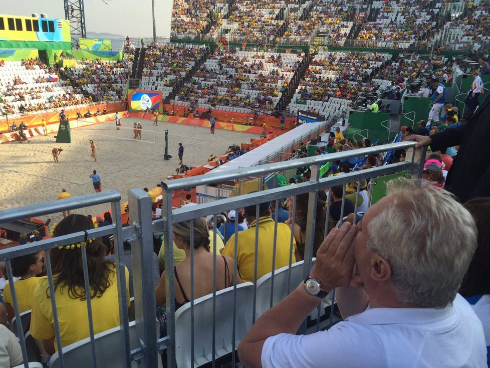 Miloš Zeman v Rio de Janeiro zavítal na beachvolejbalový zápas český zástupkyň Slukové a Hermannové