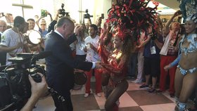 Politici v Riu: Andreje Kisku překvapily brazilské tanečnice.