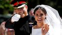 Princ Harry mává vedle své manželky Meghan po svatebním obřadu v kapli sv. Jiří v zámku Windsor, 19. května 2018.