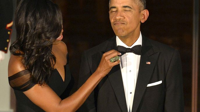 První dáma Michelle Obamová upravila svému manželovi kravatu při čekání na čínského prezidenta Si Ťin-pchinga u příležitosti večeře v Bílém domě ve Washingtonu, USA, 25. září 2015.