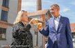 Andrej Babiš a Klára Dostálová (ANO) s pivem během kampaně před eurovolbami 2024 Andrej Babiš a Klára Dostálová (ANO) s pivem během kampaně před eurovolbami 2024