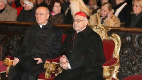 Čeští politici a senátoři zazpívali v chrámi sv. Víta Českou mši vánoční Jakuba Jana Ryby.