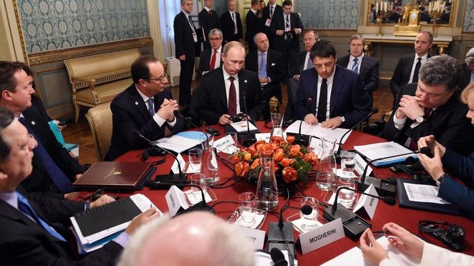 politici při jednání, (zleva) Jose Manuel Barroso, David Cameron, Francois Hollande, Vladimir Putin, Matteo Renzi, Petro Porošenko a Angela Merkelová