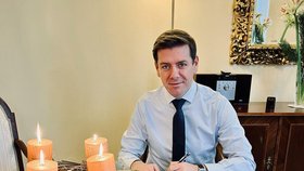 Poslanec Jan Skopeček (ODS) podepisuje vánoční přání a dary