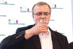 Ministr financí Miroslav Kalousek nejde pro skleničku daleko