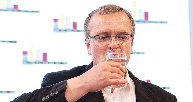 Ministr financí Miroslav Kalousek nejde pro skleničku daleko