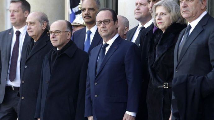 Političtí představitelé se sjeli do Paříže uctít památku obětí a projednat obranu před teroristy.