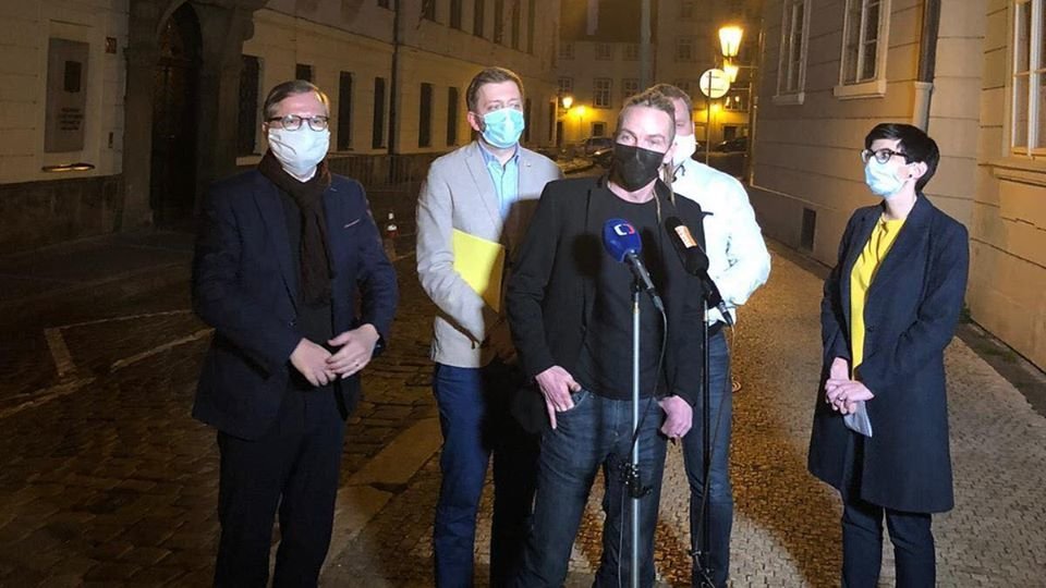 Politici vyrazili i na tiskovku v rouškách (16.3.2020).