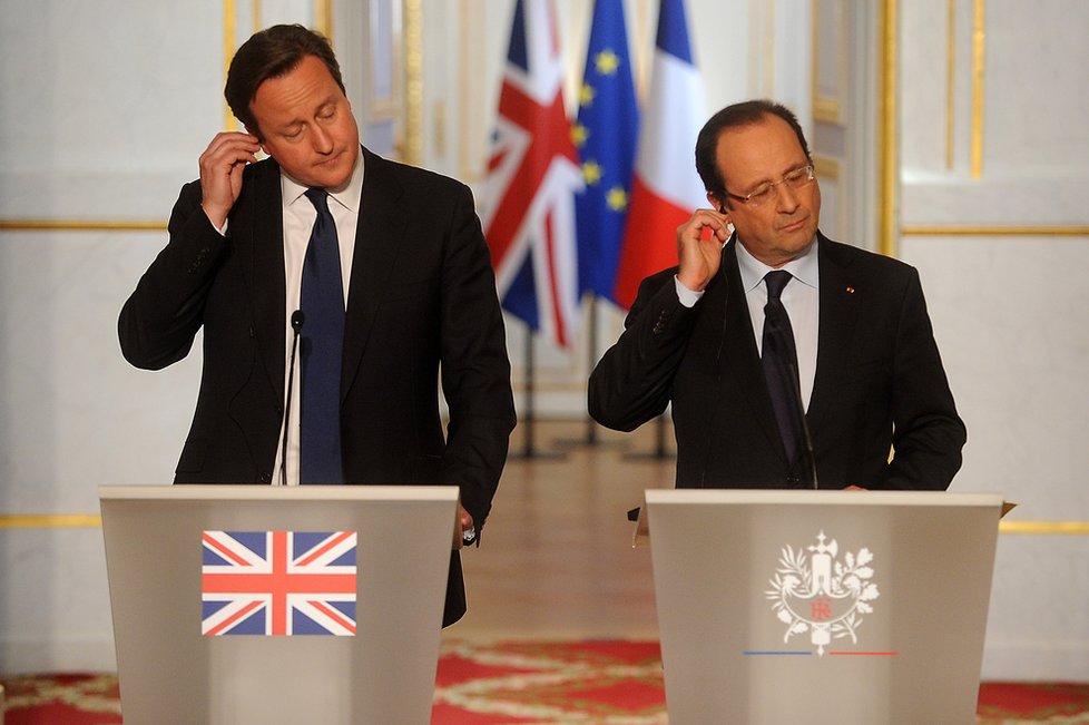 Sehraný tým! Britský premiér David Cameron a francouzský prezident François Hollande si upravují odposlechy před tiskovkou.