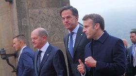 Olaf Scholz, Emmanuel Macron a Mark Rutte při příchodu na neformální summit Evropské rady v Praze (7. 10. 2022)