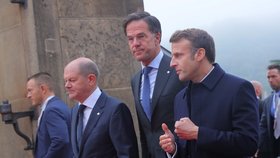 Olaf Scholz, Emmanuel Macron a Mark Rutte při příchodu na neformální summit Evropské rady v Praze (7.10.2022)