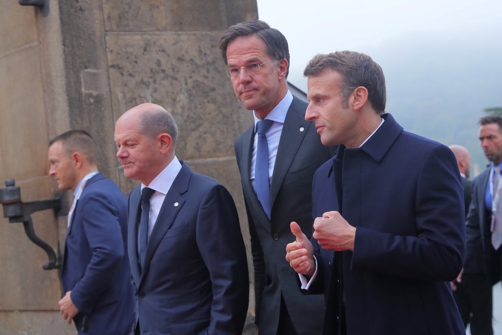 Olaf Scholz, Emmanuel Macron a Mark Rutte při příchodu na neformální summit Evropské rady v Praze (7.10.2022)