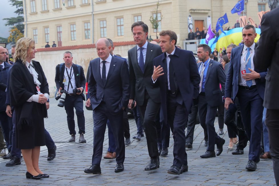 Olaf Scholz, Emmanuel Macron a Mark Rutte při příchodu na neformální summit Evropské rady v Praze (7.10.2022)