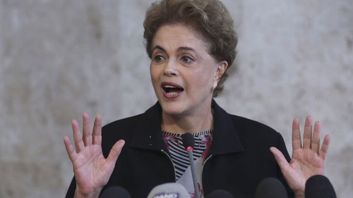 Dilmě Rousseffové hrozí sesazení. O jejím setrvání v prezidentské funkci rozhodnou poslanci