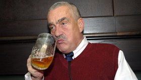 Schwarzenberg chutná vlastními silami natočené pivo... Chutná?