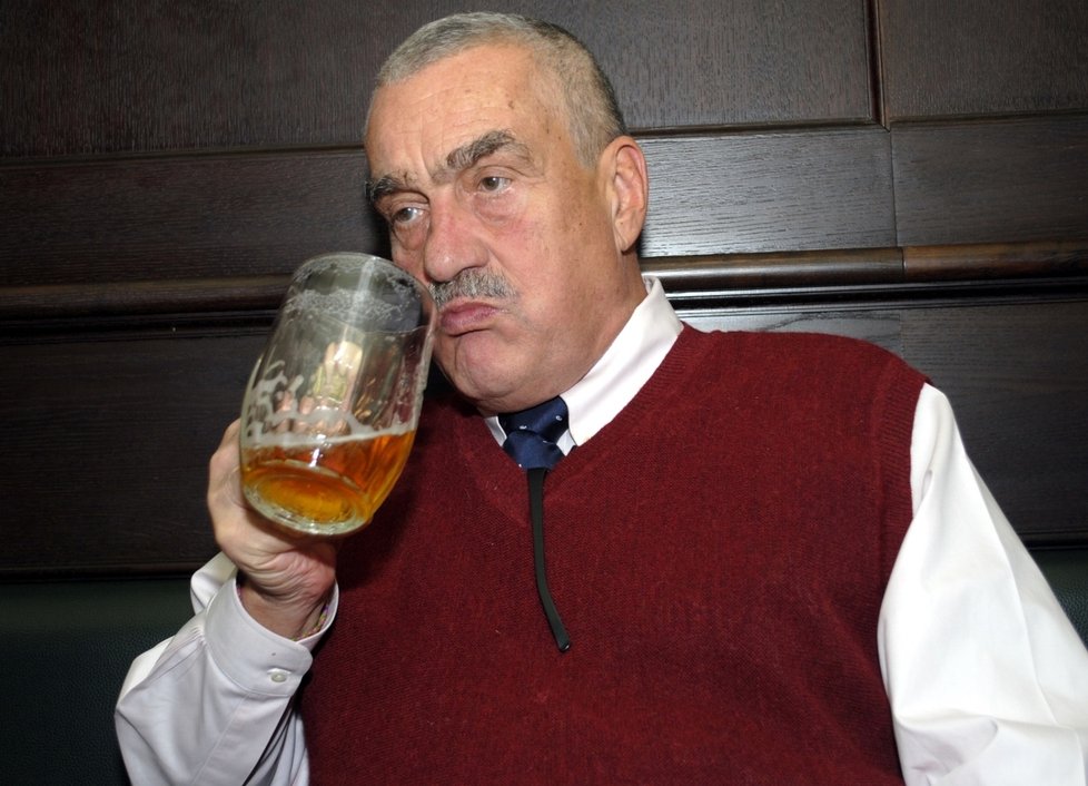 Karel Schwarzenberg pivo rád.