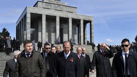 Ruský ministr zahraničí Sergej Lavrov u památníku padlých sovětských vojáků na bratislavském Slavíně u příležitosti 70. výročí osvobození Bratislavy.