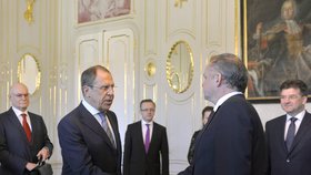 Ruský ministr zahraničí Sergej Lavrov se slovenskou hlavou státu, Andrejem Kiskou.