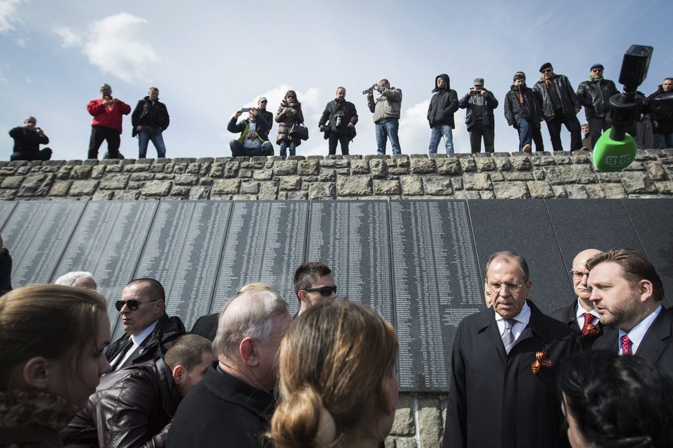 Ruský ministr zahraničí Sergej Lavrov u památníku padlých sovětských vojáků na bratislavském Slavíně u příležitosti 70. výročí osvobození Bratislavy.