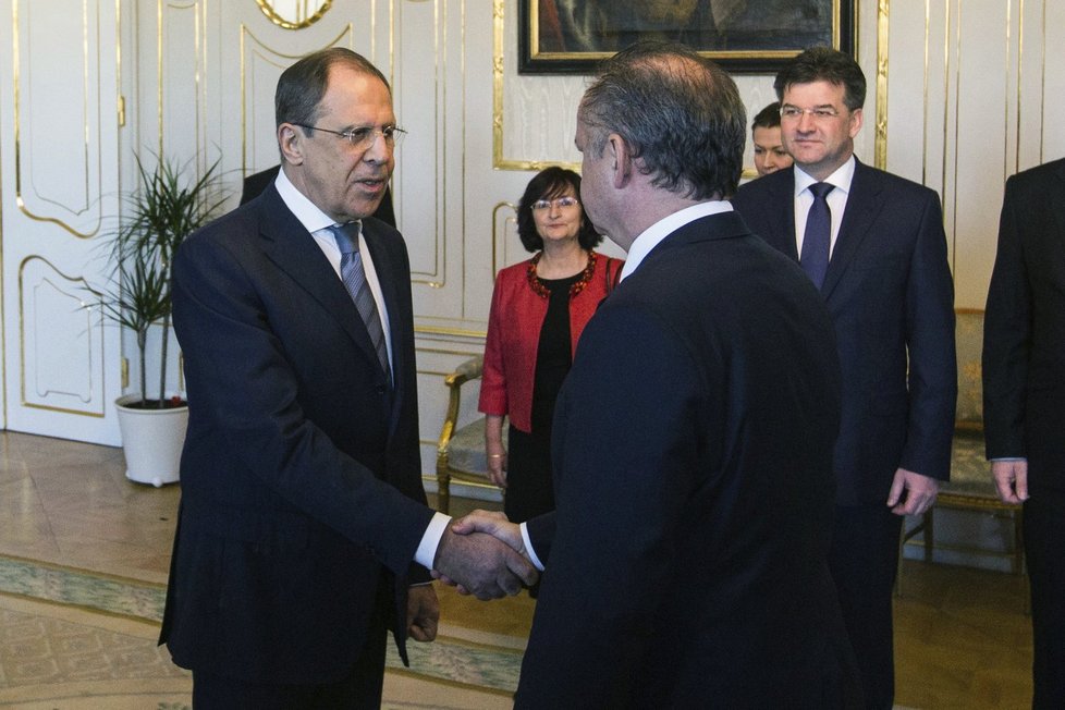 Ruský ministr zahraničí Sergej Lavrov se slovenskou hlavou státu, Andrejem Kiskou.