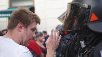 Desítky policistů, nadávky a strkanice. Centrum Prahy ovládla demonstrace SPD proti Evropské unii
