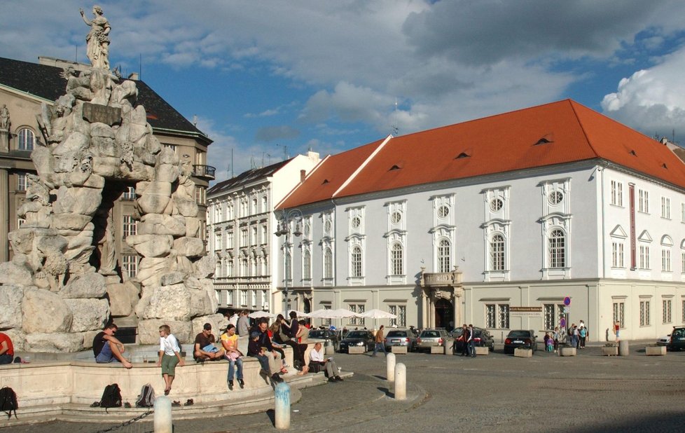 Divadlo Reduta na Zelném trhu v Brně. Koncertoval v něm mimo jíné i mladičký W. A. Mozart.