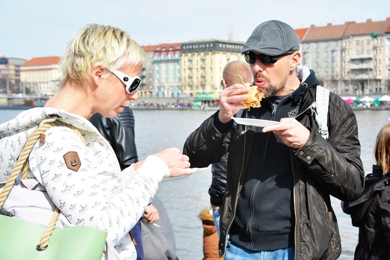 Lidé si pochutnávali zejména na burgerech.