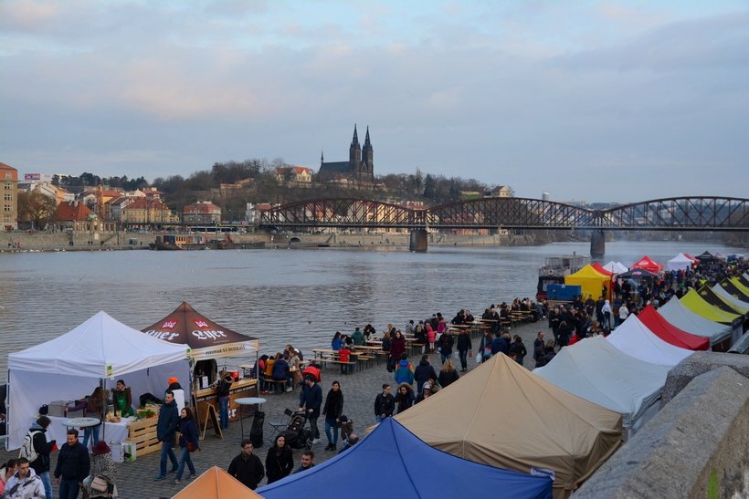 I po šesté hodině večerní bylo na náplavce stále spoustu lidí.