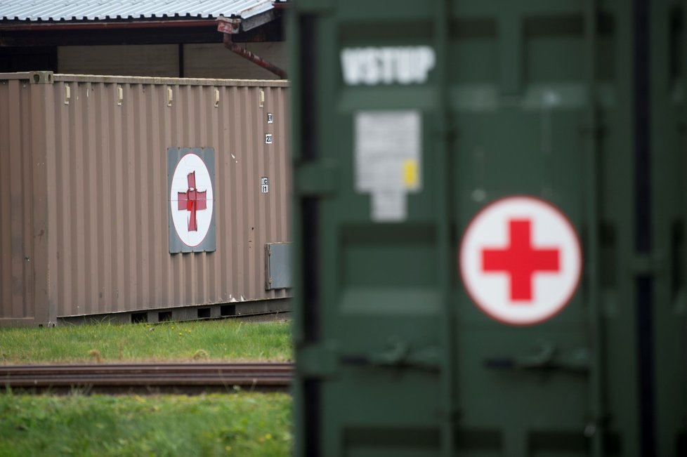 Vojáci nakládají ve skladech v Hradci Králové materiál pro polní nemocnici, kterou armáda postaví v hale v pražských Letňanech pro pacienty s nemocí covid-19 (17. 10. 2020).