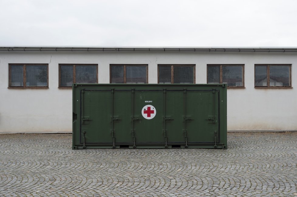 Vojáci nakládají ve skladech v Hradci Králové materiál pro polní nemocnici, kterou armáda postaví v hale v pražských Letňanech pro pacienty s nemocí covid-19 (17. 10. 2020)