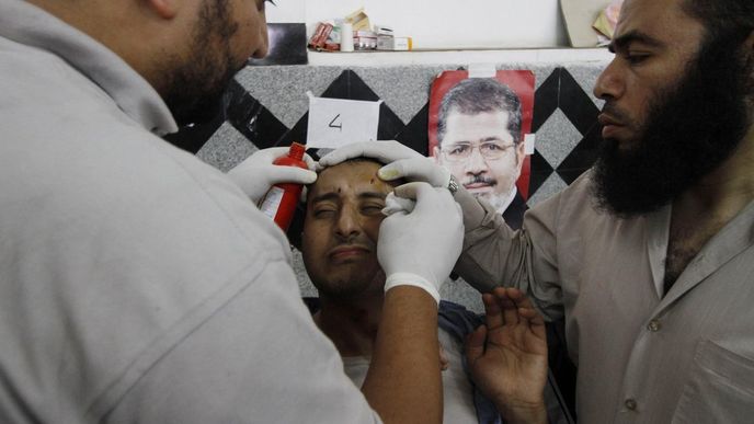 Polní nemocnice v Káhiře. Při střetech armády a příznivců Muslimského bratrstva zemřelo přes 100 lidí.