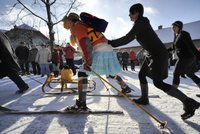 Konec roku v Polničce: Závody na historických lyžích