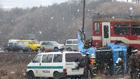 Srážka na nechráněném železničním přejezdu si vyžádala 12 životů. Šlo o cestující z autobusu, kteří jeli lyžovat do nedalekého zimního střediska. Cestující z vlaku vyvázli jen s lehkými poraněními.